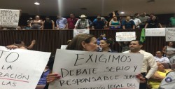 Protestas llegan al Congreso del Estado