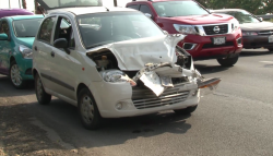 Accidente vehicular deja daños materiales