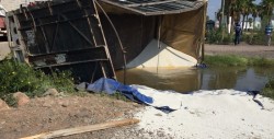Se vuelca camión de fertilizantes sobre canal de riego