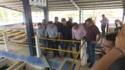 Recorren autoridades canal afectado por accidente de camión de fertilizante