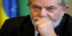Lula, entre rejas, se alza candidato e intensifica la incertidumbre en Brasil