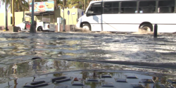 Se registra fuerte inundación en Avenida Camarón Sábalo