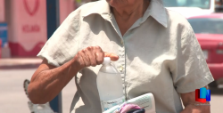 Ciudadanos cajemenses reciben agua embotellada