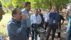 Autoridades toman agua de la llave para comprobar que es confiable su consumo