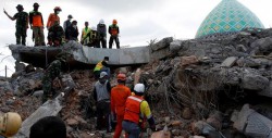 Suben a 105 las víctimas mortales del terremoto de Indonesia
