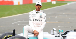 Lewis Hamilton recoge basura de plástico en una playa