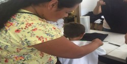 Madres de familia acuden a centros de canje para los uniformes escolares