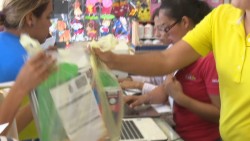 Largas filas en el inicio del canje de vales de uniformes y útiles escolares