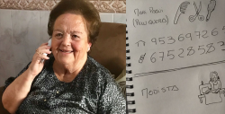 Un nieto le hace a su abuela una agenda telefónica personalizada