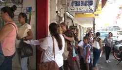 Largas filas para canje de útiles escolares