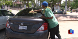 En Cajeme, los lavacarros un oficio en las plazas