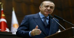 Erdogan pide a los turcos que cambien dólares para frenar la caída de la lira
