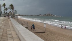 Continúa oleaje intenso en Mazatlán