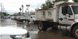 Congestiona tráfico en Parque Bonfil explosión de un cable de luz eléctrica
