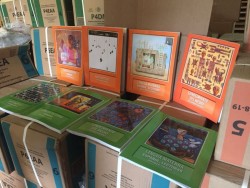 Inician clases con sus libros en mano