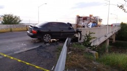Se impacta contra muro de contención y muere