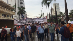 Pescadores realizan marcha de protesta, cierre de avenida y toma de oficinas en Mazatlán