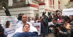 Parapléjico se planta en camilla frente a casa de transición de AMLO