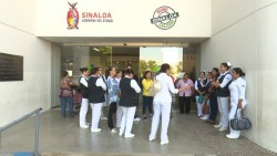 Protestan sindicalizados del hospital general por atraso de pago de ahorros
