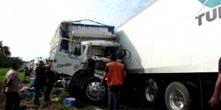 Se registra choque entre tráilers por la carretera México 15