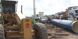 Trabajadores de camiones de volteo se manifiestan en Mazatlán.