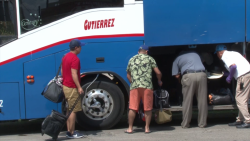 Maletas y más maletas en la zona dorada
