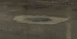 Rebosadas alcantarillas por la calle Aztlán