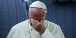 El papa se reunirá con víctimas de abusos y rezará por ellas en Irlanda