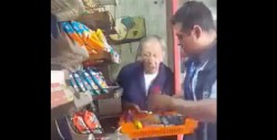 Graban a empleado de Bimbo robando a un anciano