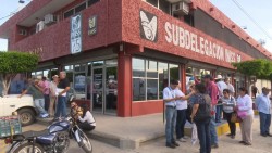 Se manifiestan transportistas de carga de subdelegación del IMSS