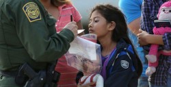 Detienen en Texas a 19 familias indocumentadas en la frontera