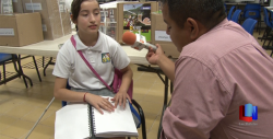 En Cajeme, pequeña invidente recibe sus libros braille para continuar los estudios