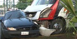 Pesero anaranjado impacta a auto compacto, hay un muerto