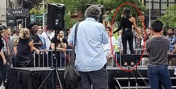 #Video Conoció a cien hombres por Tinder y los citó para que compitan por ella