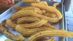 Con trabajo y dedicación cocina panes y frintangas para mantener a su familia