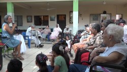 Abuelitos pasan un día como niños