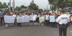 Bloquean la Av. Gabriel Leyva estudiantes y padres de familia