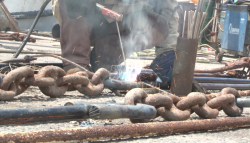 Pescadores trabajan a marchas forzadas en el muelle del parque Bonfil