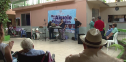 Abuelitos festejan su día con gran ambiente músical