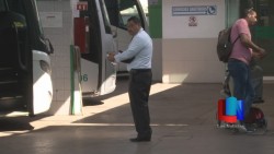 Revisan médicos a operadores en la Central Camionera