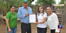 En Etchojoa, DIF Sonora entrega borregas a vecina