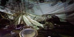 Colocaban escenario en Oaxaca y se les cayó; hay 3 heridos