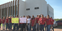 Se manifiestan maestros exigiendo certeza laboral