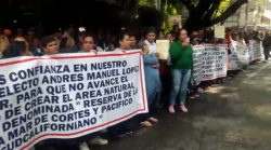 Pescadores se plantan afuera de la casa de transición de AMLO