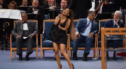 #VIDEO Bill Clinton no disimuló las acosadoras miradas a Ariana Grande