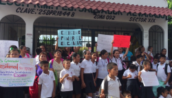 Niños sufren afectaciones por falta de luz en escuela de Villa Unión