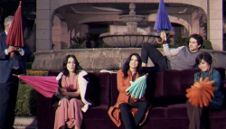 El elenco de ‘La Casa de las Flores’ recrea el intro de ‘FRIENDS’