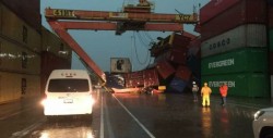 Vientos derrumban grúa sobre contenedores en Manzanillo