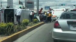 Fuera de peligro socorrista de volcadura de ambulancia