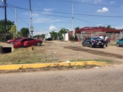 Se salva de milagro automovilista embestida por el tren